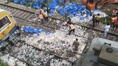 Photo of पुल की रेलिंग तोड़ते हुए रेलवे ट्रैक पर गिरा दूध से लदा ट्रक