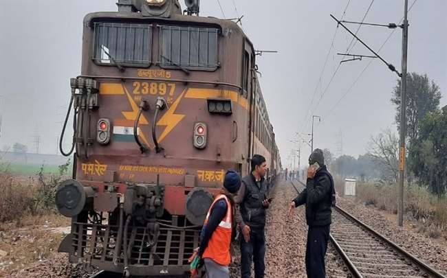 Photo of हाथरस में सम्पर्क क्रांति एक्सप्रेस का इंजन फेल, दिल्ली-हावड़ा रेलवे रूट पर तीन घंटा से बाधित