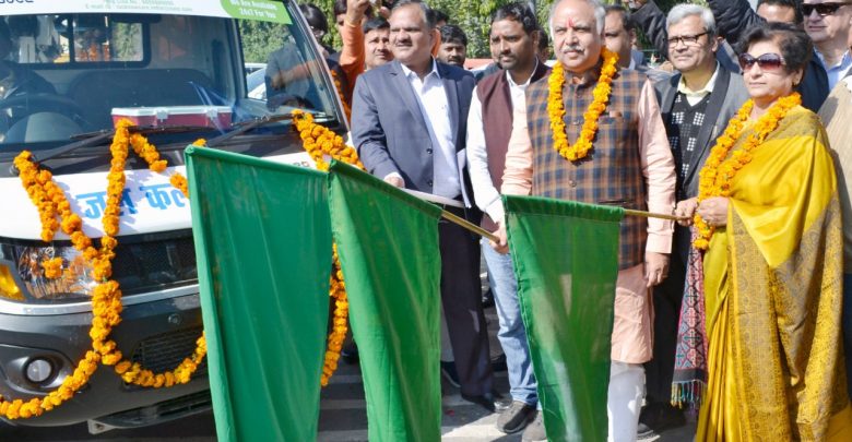 Photo of नगर विकास मंत्री द्वारा कूड़ा निस्तारण एवं सीवर सफाई हेतु 77 वाहनों को हरी झण्डी दिखाकर किया गया रवाना