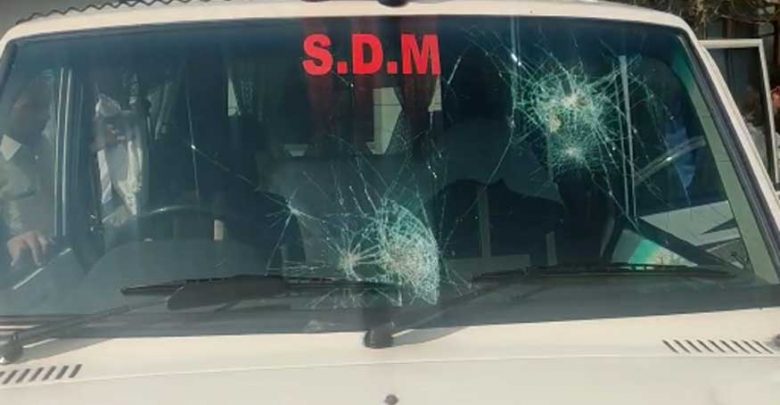 Photo of UP: जेवर में किसानों-पुलिसकर्मियों में हिंसक भिड़ंत, पथराव में SDM गुंजा सिंह भी घायल