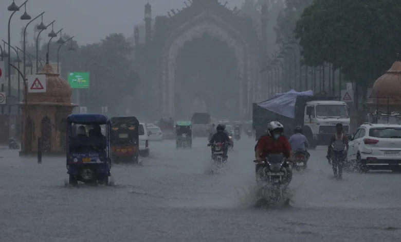 Photo of यूपी में मौसम हुआ सुहाना: लखनऊ-कानपूर समेत कई इलाकों में हुई झमाझम बारिश