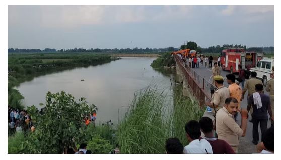 Photo of हरदोई: ट्रॉली संग नदी में गिरा ट्रैक्टर, दो दर्जन से अधिक लोग थे सवार, मचा हाहाकार