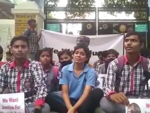 Photo of वाराणसी : मयंक यादव सुसाइड मामले में केंद्रीय विद्यालय के छात्र धरने पर बैठे