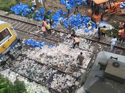 Photo of पुल की रेलिंग तोड़ते हुए रेलवे ट्रैक पर गिरा दूध से लदा ट्रक