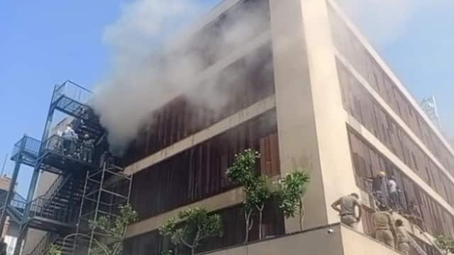 Photo of लखनऊ : होटल लेवाना में लगी भीषण आग, 4 की मौत, तीसरी मंजिल पर फंसे कई लोग