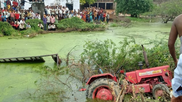 Photo of लखनऊ में बड़ा हादसा, ट्रैक्टर-ट्राली तालाब में पलटी, 10 श्रद्धालुओं की मौत