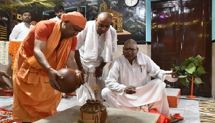 Photo of गोरखनाथ मंदिर के शक्तिपीठ में सीएम योगी ने की कलश स्थापना, इस रंग में नजर आए बुलडोज़र बाबा
