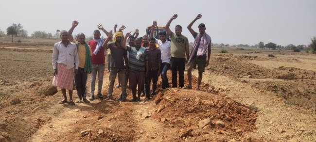 Photo of भरुआ : सड़क निर्माण ठप ग्रामीणों ने गांव में शुरू किया धरना प्रदर्शन