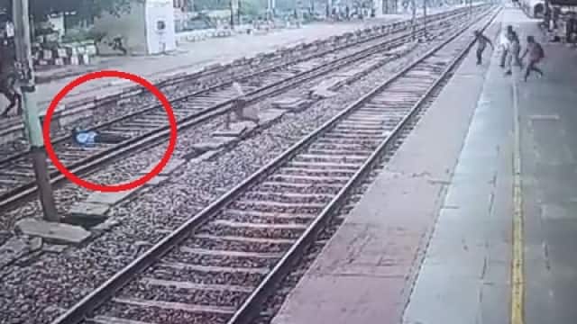 Photo of पिता से नाराज आईटीआई का छात्र रेलवे स्टेशन पहुंचा, ट्रेन को देखकर पटरी पर लेटा, जीआरपी ने दौड़कर बचाया