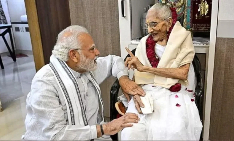 Photo of PM मोदी की मां हीराबा के देहांत को CM योगी ने बताया अपूरणीय क्षति, मायावती सह‍ित कई नेताओं ने दी श्रद्धांजल‍ि