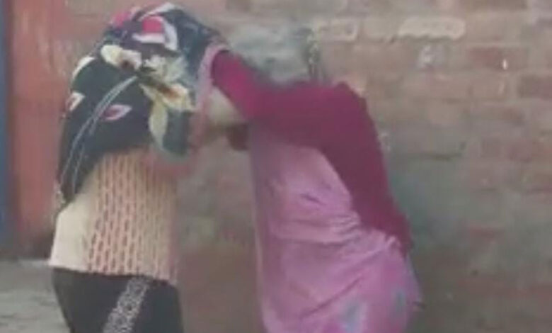 Photo of पुलिस से शिकायत करने पर नाराज बहू ने बुजुर्ग सास को दौड़ा-दौड़ा कर पीटा, वीडियो वायरल