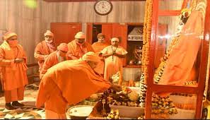Photo of सीएम योगी ने गुरु गोरखनाथ को चढ़ाई आस्था की पवित्र खिचड़ी