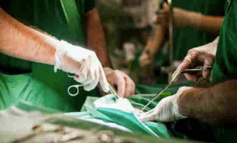 Photo of डॉक्टर ने आपरेशन के बाद पेट में छोड़ी पट्टी, इंफेक्शन से महिला की हुई मौत