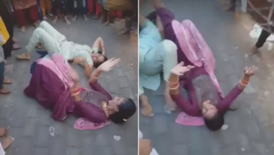 Photo of सड़क पर लोट-लोटकर लड़कियां ने किया जबरदस्त  डांस, लोगों की लगी भीड़, देंखे वीडियो….
