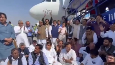 Photo of दिल्‍ली एयरपोर्ट पर कांग्रेसियों के प्रदर्शन से रायपुर जाने वाली इंडिगो की फ्लाइट हुई रद्द, भड़के यात्रियों ने किया  हंगामा