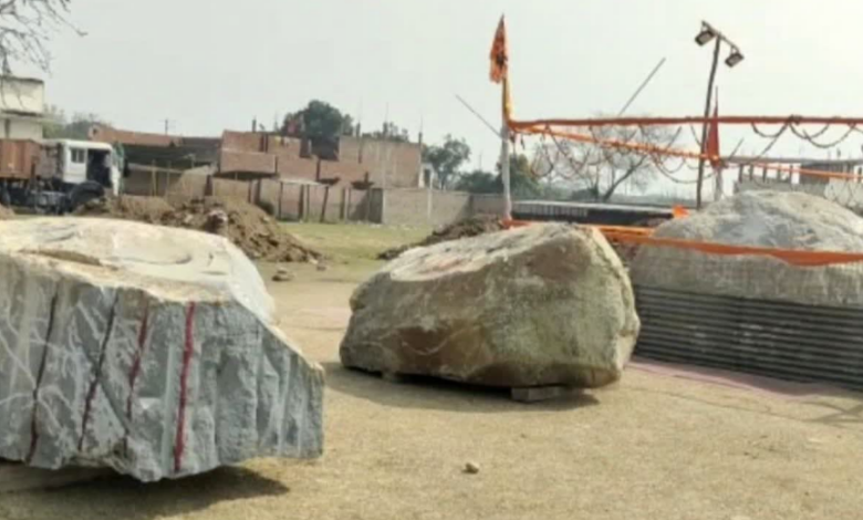 Photo of नेपाल के बाद अब कर्नाटक से अयोध्या पहुंची दो शिलाएं