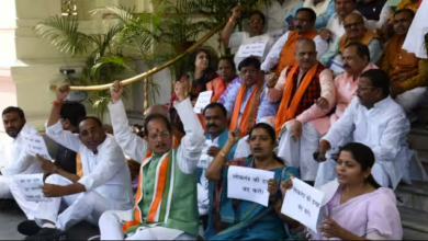 Photo of भाजपा विधायकों के धरने में लड्डू खिलाने पहुंच गए RJD विधायक, माहौल हुआ गरम