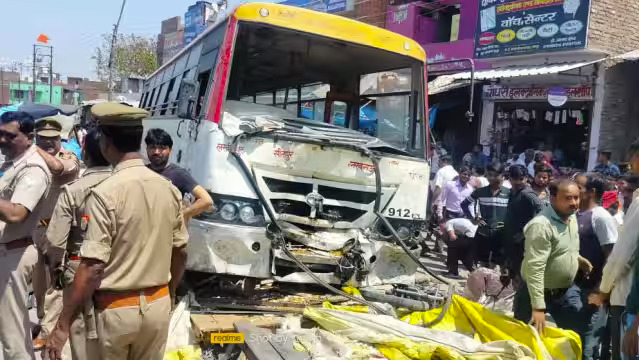 Photo of सीतापुर में रोडवेज बस ने सड़के के किनारे खड़े आधा दर्जन लोगों को रौंदा, एक हुई मौत, दो हालत गंभीर