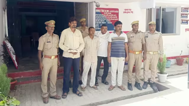 Photo of शूटर की कब्र पर मिट्टी डालने आए खान मुबारक गुर्गे, पुलिस ने चार को किया गिरफ्तार