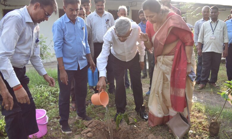 Photo of पेड़ लगाएं चित्रकूट को ग्रीन एवम् क्लीन बनाएं , डा बी के जैन