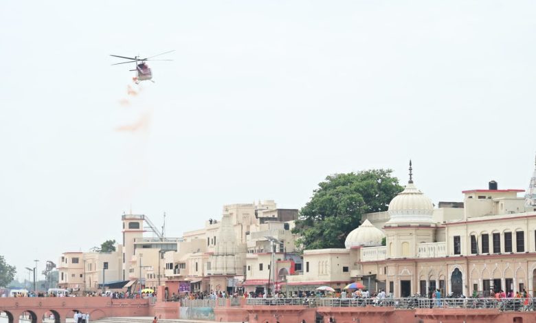 Photo of सावन के तीसरे सोमवार पर भी शिवभक्तों पर योगी सरकार ने कराई पुष्पवर्षा