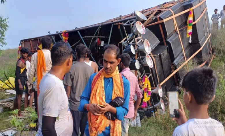 Photo of हरिद्वार से गंगा जल ले जा रहे कांवड़ियों से भरा ट्रक पलटा, एक की मौत, इतने घायल