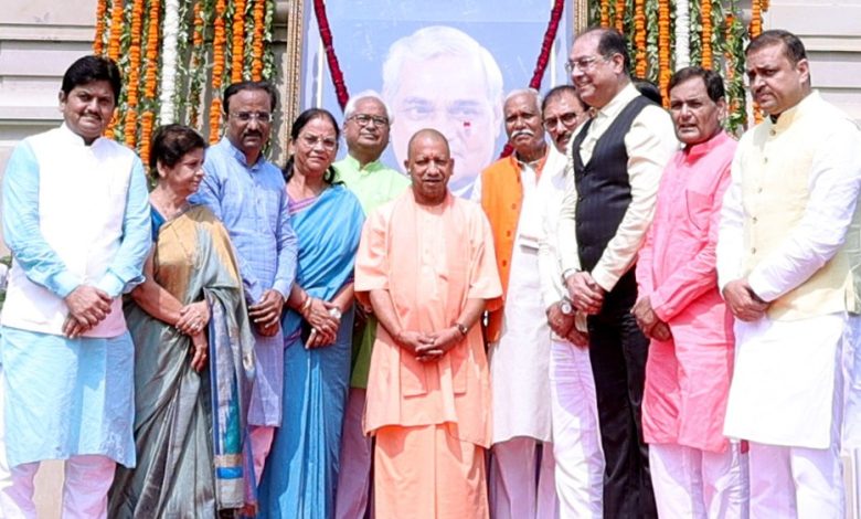 Photo of पूर्व प्रधानमंत्री अटल बिहारी वाजपेयी की पुण्यतिथि पर सीएम योगी ने दी श्रद्धांजलि 