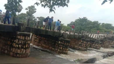 Photo of बिहार में पानी के तेज बहाव से एक और पुल धंसा, 50 से अधिक गांव से टूटा संपर्क