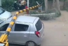 Photo of रेलवे क्रॉसिंग का फाटक तोड़कर नीचे से निकली ऑल्टो कार, वीडियो वायरल…