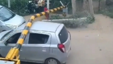 Photo of रेलवे क्रॉसिंग का फाटक तोड़कर नीचे से निकली ऑल्टो कार, वीडियो वायरल…