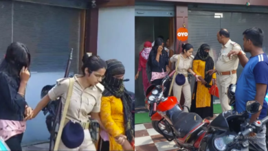 Photo of बिहार: होटल प्रिंस में पुलिस ने देह व्यापार का किया पर्दाफाश, 13 युवतियों और 12 युवक हुए गिरफ्तार