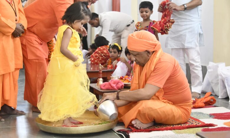 Photo of बेटियों के पांव पखार सीएम योगी ने की मातृ शक्ति की आराधना