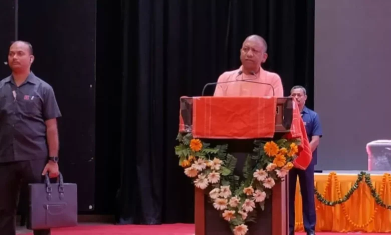 Photo of गोरखपुर में सीएम योगी ने स्मार्ट क्लास का किया शुभारंभ, कहा- शिक्षा ही हर व्यक्ति के भीतर आत्म अनुशासन…