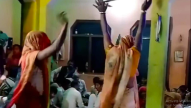 Photo of महिलाओं ने नागिन डांस से महफिल में मचाया धमाल, देख हंस-हंसकर लोटपोट हुए लोग