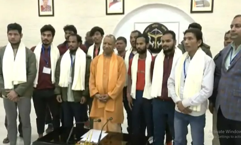 Photo of यूपी: CM योगी ने लखनऊ में सिलक्यारा सुरंग से रेस्‍क्‍यू क‍िए गए 8 कर्मवीरों से की मुलाकात