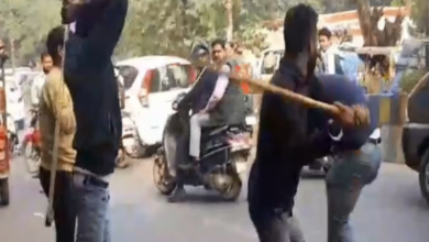 Photo of यूपी: बरेली में कॉलेज के बाहर छात्र नेताओं ने छात्र को लाठी और बेल्टों से दौड़ा-दौड़ा कर की पिटाई