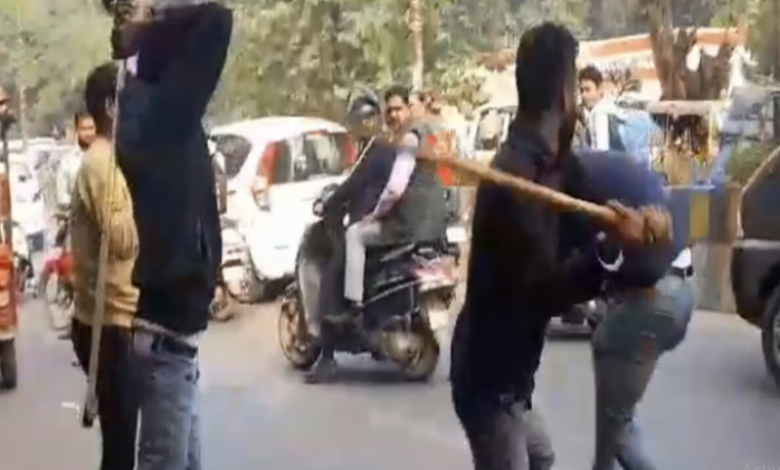 Photo of यूपी: बरेली में कॉलेज के बाहर छात्र नेताओं ने छात्र को लाठी और बेल्टों से दौड़ा-दौड़ा कर की पिटाई