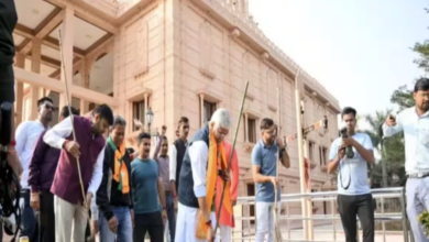 Photo of रायपुर में राम मंदिर के दर्शन कर परिसर की सफाई करने लगे केंद्रीय मंत्री शेखावत, कांग्रेस पर साधा निशाना