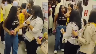 Photo of दिल्ली मेट्रो में दो महिलाओं के बीच हुई हाथापाई, देंखे वीडियो…