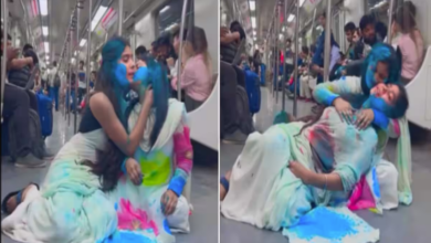 Photo of दिल्ली मेट्रो में लड़कियों का अश्लील डांस वीडियो हुआ वायरल, देखकर भड़के लोग…