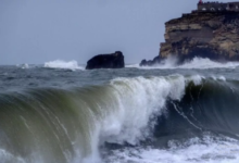 Photo of स्पेन में समुद्र किनारे ऊंची लहरों और तेज हवाओं का कहर, तट पर खड़े चार लोगों की मौत