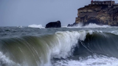 Photo of स्पेन में समुद्र किनारे ऊंची लहरों और तेज हवाओं का कहर, तट पर खड़े चार लोगों की मौत