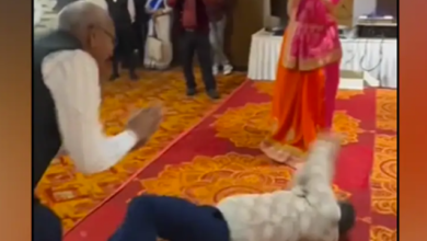Photo of महिला कर रही थी नागिन डांस, तभी दो अंकल नाग बनकर ज़मीन पर लोटने लगे, वीडियो हुआ वायरल…