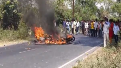 Photo of बिहार: दो बाइकों की टक्कर में बीच सड़क जिंदा जल गए दो लड़के, पढ़ें खबर…