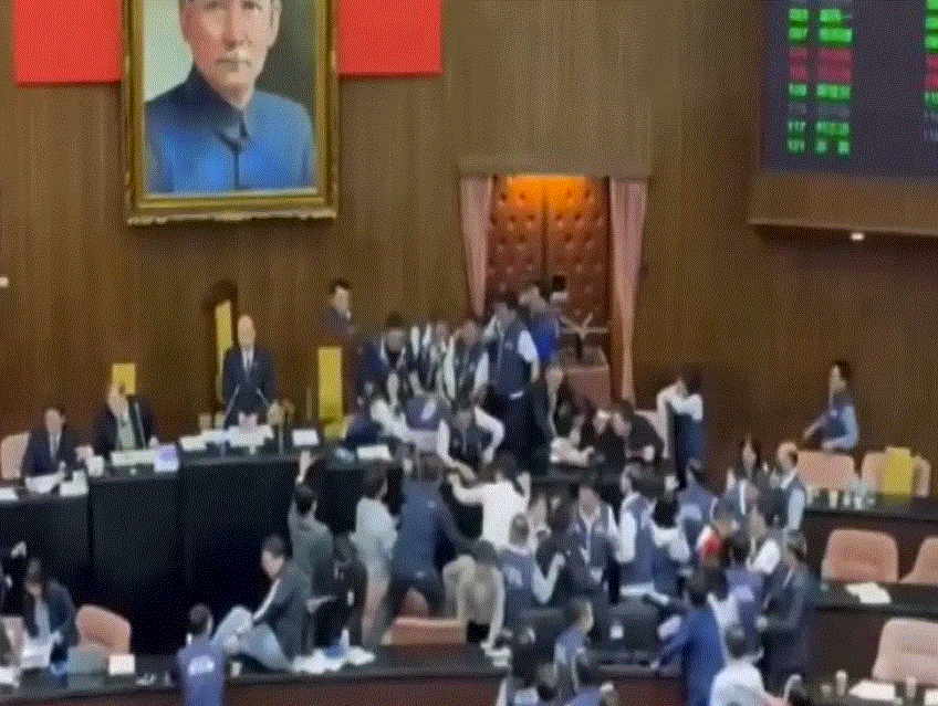 Photo of ताइवान की संसद में चले लात-घूंसे, सांसदों ने जमकर की मारपीट