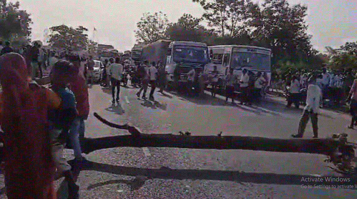 Photo of अहमदाबाद-उदयपुर हाईवे पर वाहन की टक्‍कर से युवक की मौत, लोगों ने सड़क जाम कर किया प्रदर्शन