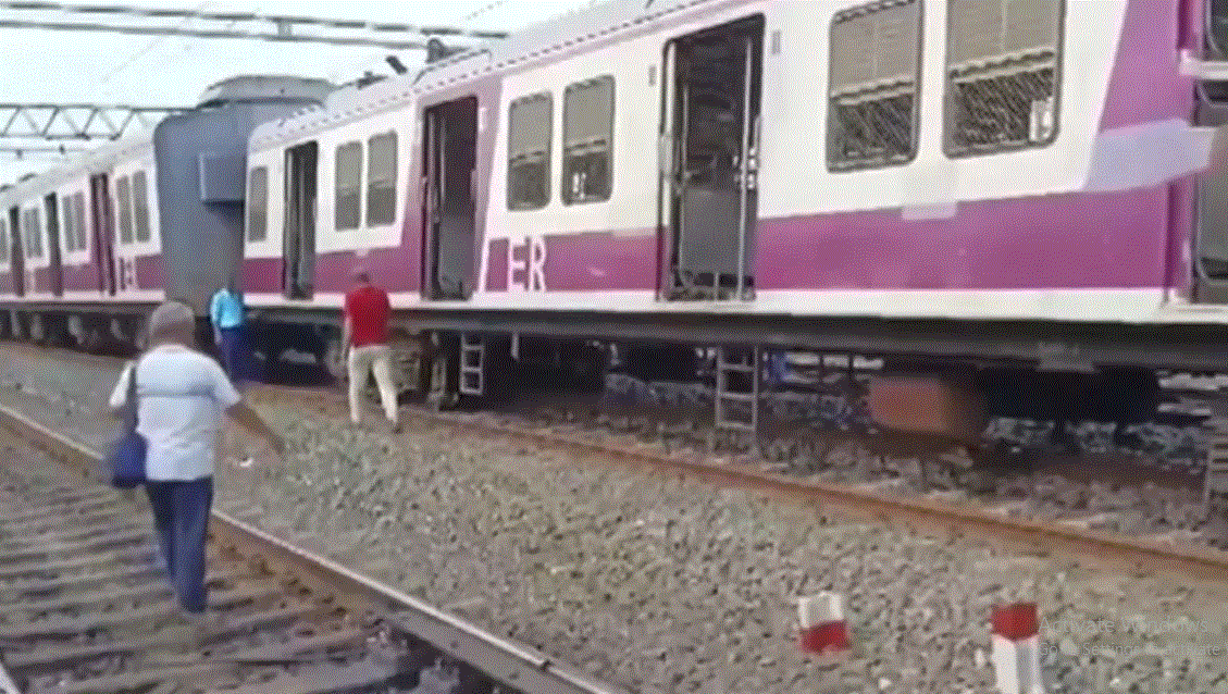 Photo of हावड़ा में पटरी से उतरी लोकल ट्रेन, कई घंटों तक प्रभावित रही आवाजही, देंखे वीडियो…
