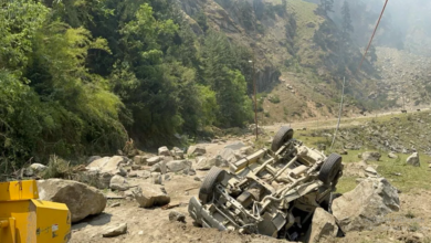 Photo of गंगोत्री राजमार्ग पर दर्दनाक हादसा, दो गाड़ियों पर गिरी चट्टान, एक की मौत