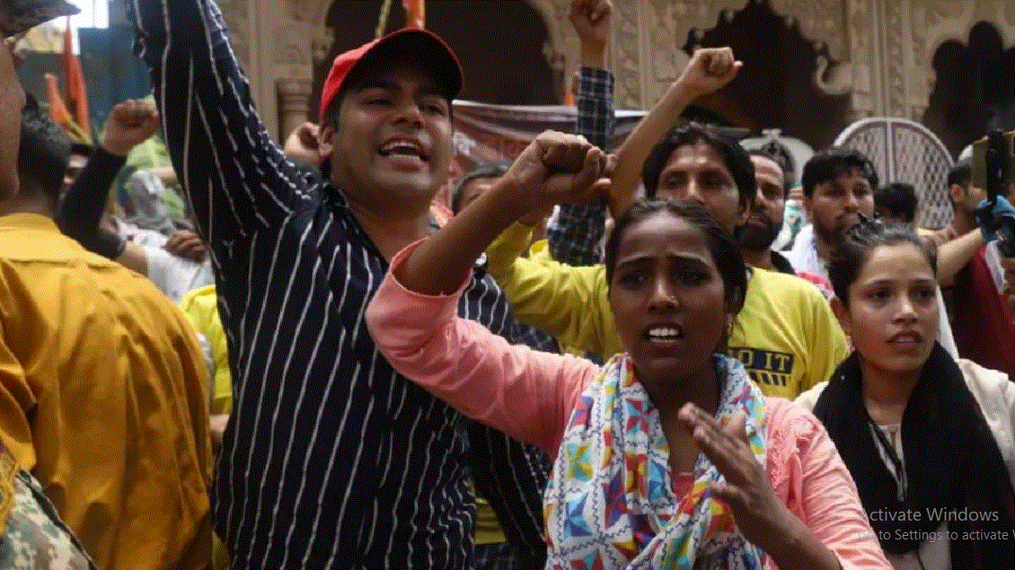 Photo of दिल्ली: आतिशी की अनशन वाली जगह पर पहुंचे नौकरी से निकाले गए बस मार्शल, जमकर किया हंगामा