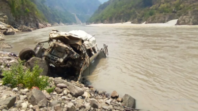 Photo of उत्तराखंड: अलकनंदा नदी में वाहन गिरने से 12 लोगों की मौत, पढ़िए पूरी खबर….
